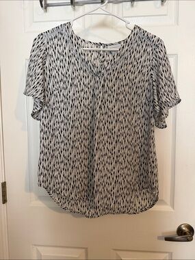 Liz Claiborne Lightweight Black & White Printed V-Neck Blouse